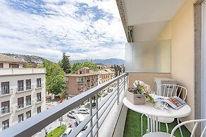 Genteel Home Amira
