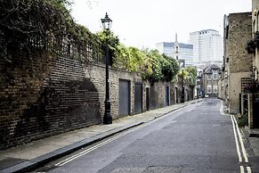 Theed Street by Onefinestay