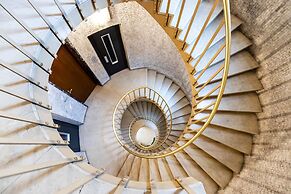 Milan Retreats Duomo