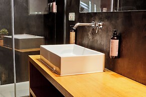 Milan Retreats Duomo