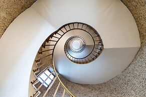 Milan Retreats Duomo