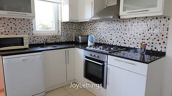 Villa BG12 by JoyLettings