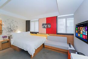 No. 8 Art Hotel