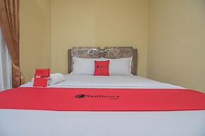 RedDoorz Plus near Syamsudin Noor Airport 3