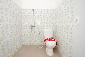 RedDoorz near Plaza Araya 2