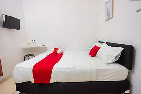 RedDoorz near Plaza Araya 2