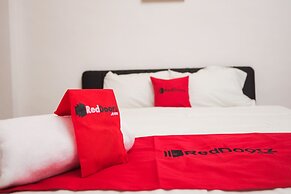 RedDoorz near Plaza Araya 2