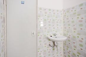 RedDoorz near Plaza Araya 2