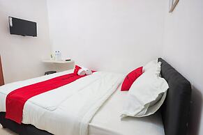 RedDoorz near Plaza Araya 2