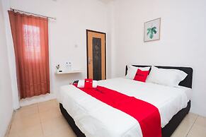 RedDoorz near Plaza Araya 2