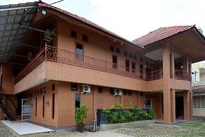 RedDoorz Plus near Haluoleo University