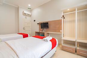 RedDoorz Plus @ Point Phila Cihampelas