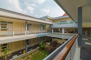 RedDoorz Plus @ Point Phila Cihampelas