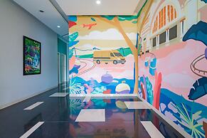 RedDoorz Plus @ Point Phila Cihampelas