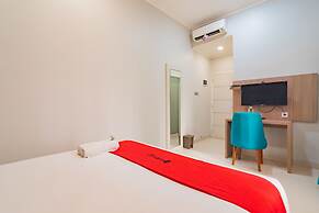 RedDoorz Plus @ Point Phila Cihampelas