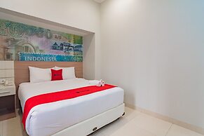 RedDoorz Plus @ Point Phila Cihampelas