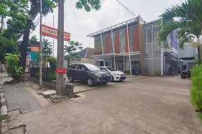 RedDoorz Plus @ Point Phila Cihampelas