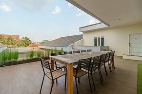 RedDoorz Plus @ Point Phila Cihampelas