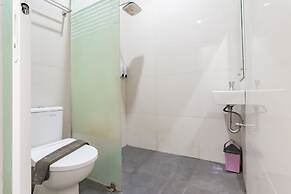 RedDoorz Plus @ Point Phila Cihampelas