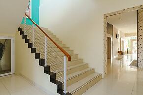 RedDoorz Plus @ Point Phila Cihampelas