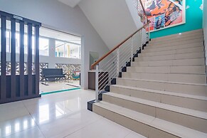 RedDoorz Plus @ Point Phila Cihampelas