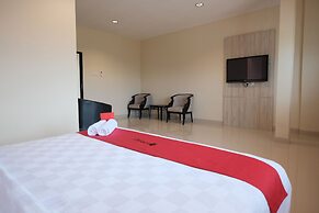 RedDoorz Plus near Ferry Terminal Batam Center