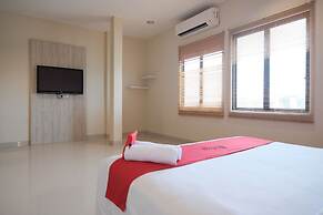 RedDoorz Plus near Ferry Terminal Batam Center