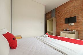 RedDoorz Plus @ Lodaya Gunung Geulis Puncak