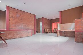 RedDoorz Plus @ Lodaya Gunung Geulis Puncak