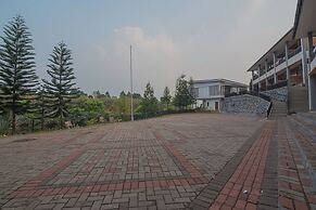 RedDoorz Plus @ Lodaya Gunung Geulis Puncak