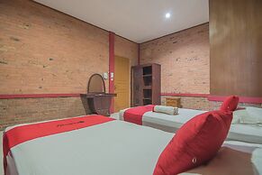 RedDoorz Plus @ Lodaya Gunung Geulis Puncak