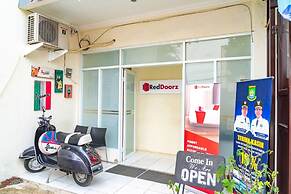 RedDoorz near CBD Ciledug