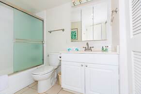 Two Bedroom Condo Overlooking Ala Wai Boat Harbor by RedAwning