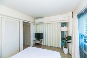 Two Bedroom Condo Overlooking Ala Wai Boat Harbor by RedAwning