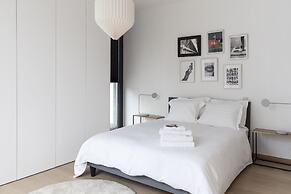 Unit 1 - Stylish Smart Home with Private Parking