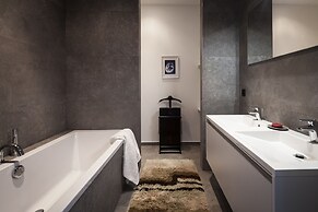 Unit 1 - Stylish Smart Home with Private Parking