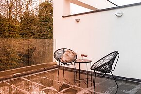 Unit 3 - Modern Smart Home Triplex Private Garden & Parking