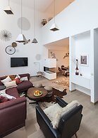 Unit 3 - Modern Smart Home Triplex Private Garden & Parking