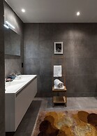 Unit 3 - Modern Smart Home Triplex Private Garden & Parking