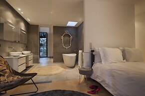 Unit 3 - Modern Smart Home Triplex Private Garden & Parking