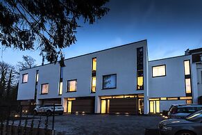 Unit 4 - Spacious Smart Home Triplex Private Garden & Parking