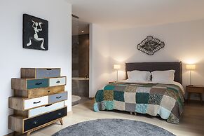 Unit 2 - Modern Smart Home Duplex With Free Parking