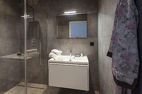 Unit 2 - Modern Smart Home Duplex With Free Parking