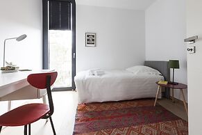 Unit 2 - Modern Smart Home Duplex With Free Parking