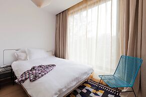 Unit 2 - Modern Smart Home Duplex With Free Parking