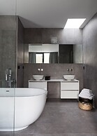 Unit 5 - Trendy Smart Home Triplex Private Garden & Parking