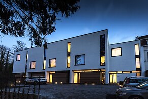 Unit 5 - Trendy Smart Home Triplex Private Garden & Parking