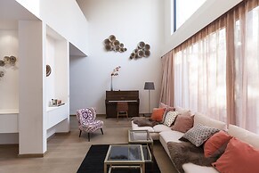 Unit 5 - Trendy Smart Home Triplex Private Garden & Parking