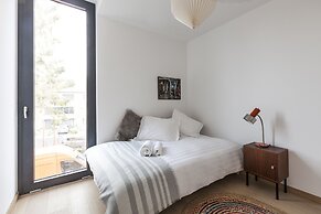 Unit 5 - Trendy Smart Home Triplex Private Garden & Parking