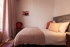Unit 5 - Trendy Smart Home Triplex Private Garden & Parking